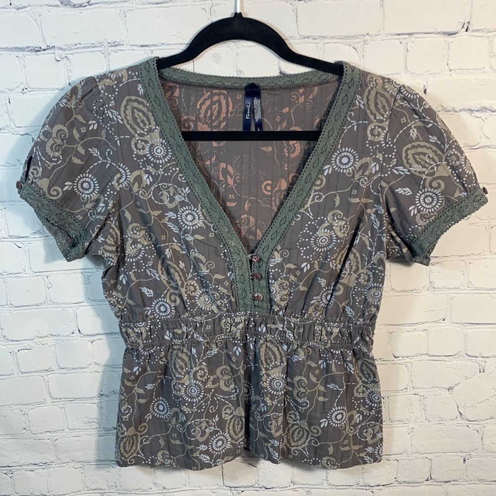 🦋 Fossil Paisley Top Grey Large fits like Med. Elastic Waist  CUTE Fit! 🦋